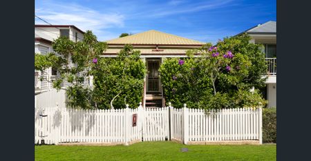 One Bedroom Cottage - Great Location - Photo 5