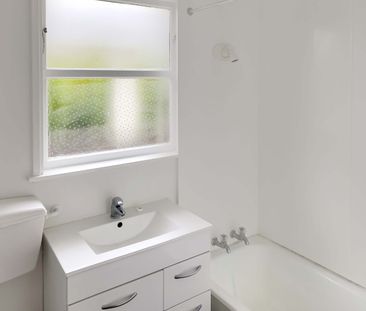 Partially renovated and close to Queensgate - Photo 5