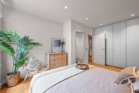 Beautifully presented two bedroom property set within a quiet road near Marylebone High Street. - Photo 5