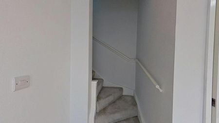 3 bedroom flat to rent - Photo 2