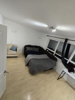 1 bedroom in a house share to rent - Photo 1