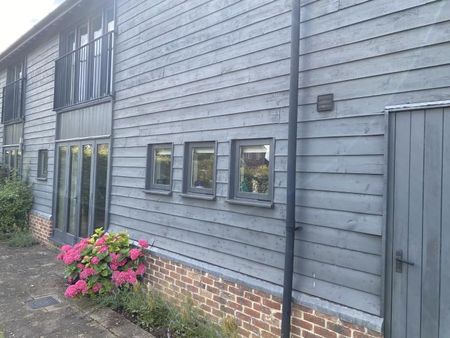 Near Royston Double Room with Own Bathroom - Photo 2