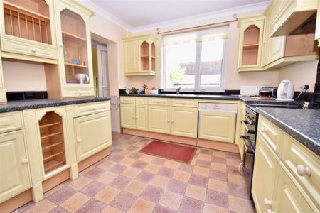 3 bedroom detached house - Photo 2