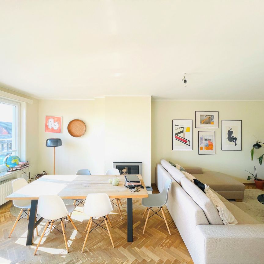 Prachtig vernieuwd appartement met terrasje op enkele stappen van het St-Pietersstation - Photo 1