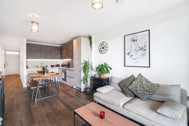 Immaculately presented three bedroom apartment with a large balcony. - Photo 1