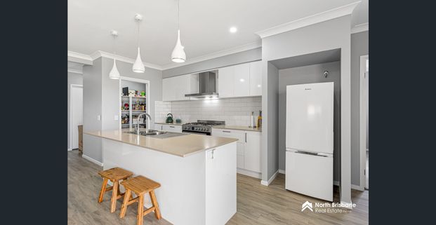 Ultra Modern- 4 Bed Family Home - Photo 1