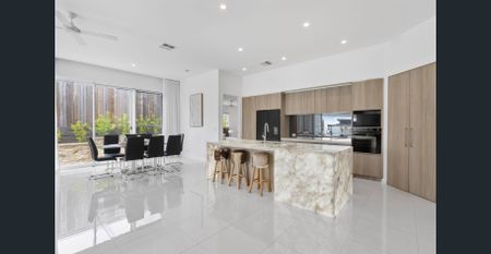 Designer 4-Bedroom Home in Quiet Cul de Sac - Photo 2