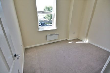 One-Bedroom Apartment - Photo 3