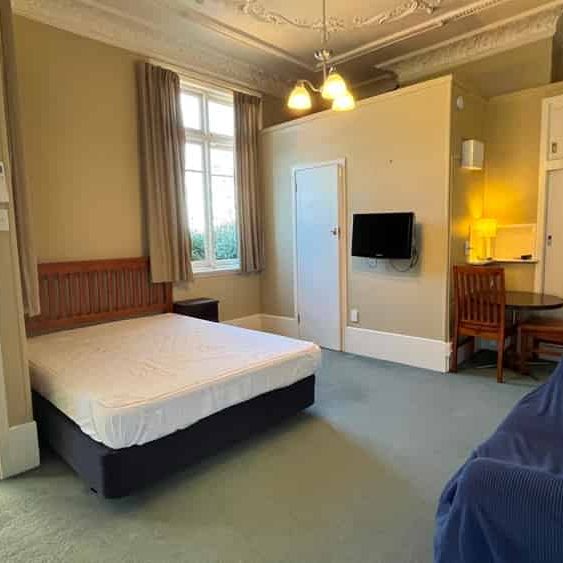 Fully self contained & furnished unit - Photo 1