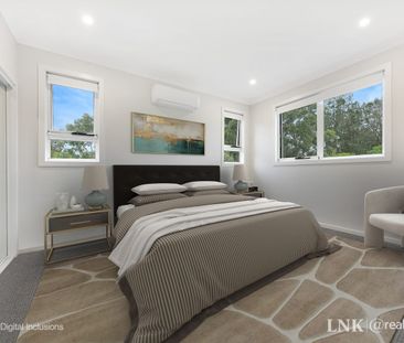 MODERN AND SPACIOUS TOWNHOUSE - Photo 2