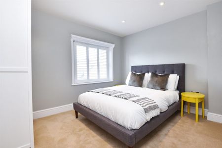 2 Bedroom Flat / Apartment - Northbrook Estate, Farnham Road - Photo 2