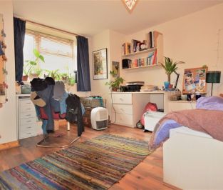 5 bedroom Flat in Brudenell Road, Leeds - Photo 2