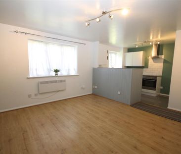 2 bedroom Flat to let - Photo 5