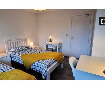 Bed in a twin room for rent in a 7-bedroom apartment in Phib - Photo 2