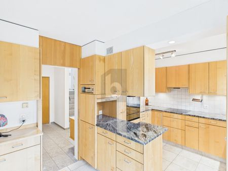 SUNNY LOCATION WITH LARGE GARDEN - Photo 5