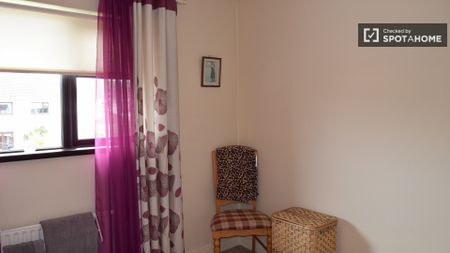 Beautiful room in 3-bedroom apartment in Lucan, Dublin - Photo 5