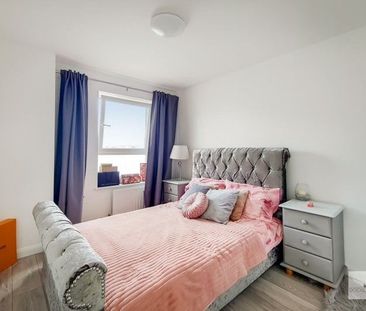 Superb Double Room with Stunning River Views in Coldharbour – Avail... - Photo 1