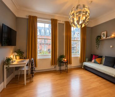 1 Bed Flat, Holland Park Gardens, W14 - Photo 1