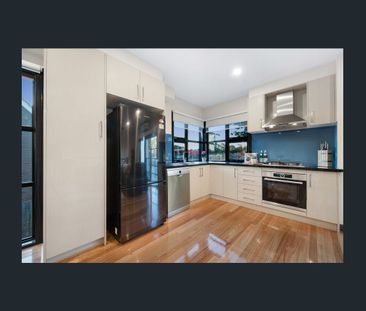 Stylish & Spacious Living in Leafy Blackburn - Photo 5