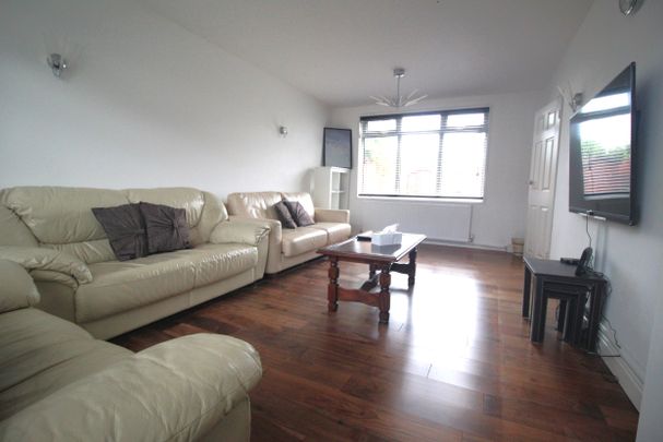 17 Raynel Gardens, LS16 6BW, Leeds - Photo 1