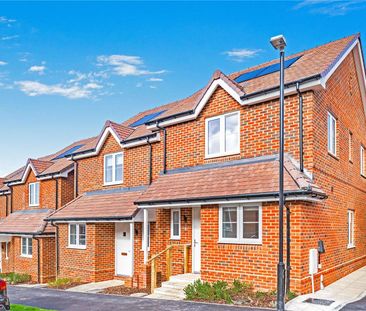 A modern three bed family home with private garden and parking - Photo 1