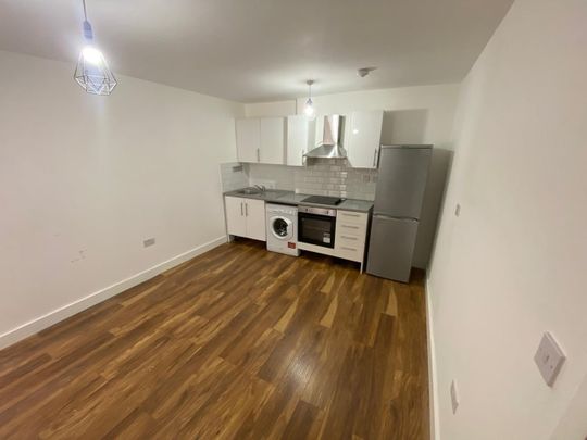 Studio Flat, Romford Road, E12 - Photo 1