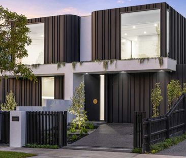 LUXURIOUS FAMILY HOME - Photo 2