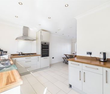 3 bedroom Bungalow in Ray Lea Road, Maidenhead - Photo 6