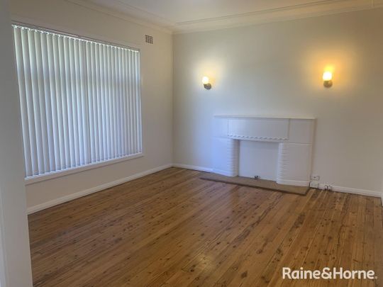 Centrally Located Charming 2-Bedroom Cottage - Photo 1