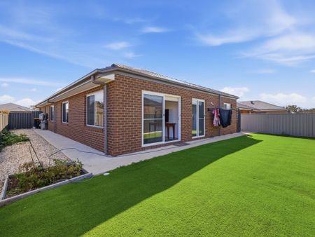 FOUR BEDROOM HOME - LOW MAINTENANCE ! - Photo 4