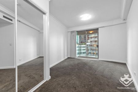 ADMIRALTY TOWERS ONE - 2 BED, 2 BATH, 1 CAR - UN-FURNISHED - Photo 3