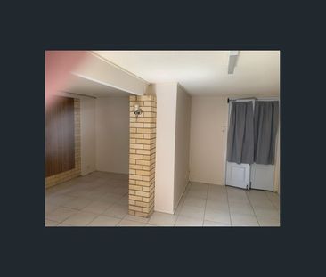 Large Famly Home plus Granny Flat - Photo 3