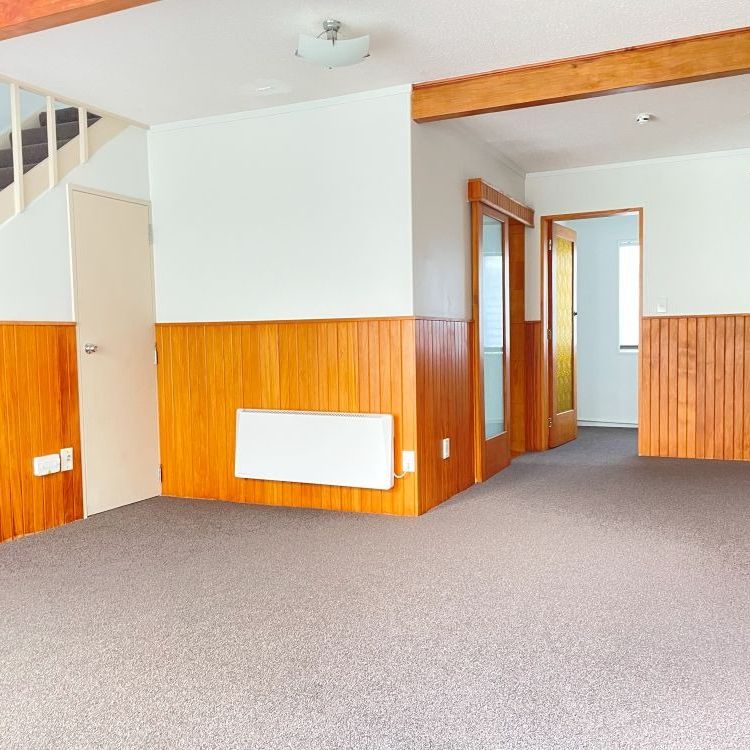 2 Bedroom in sunny Stokes Valley entrance - Photo 1