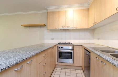 Bright and Conveniently Located Two Bedroom Apartment - Photo 3