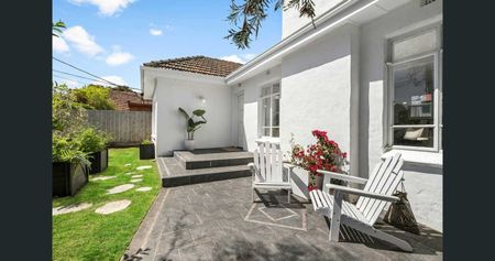 RENOVATED SPACIOUS 2/3 BEDROOM HOME - Photo 4