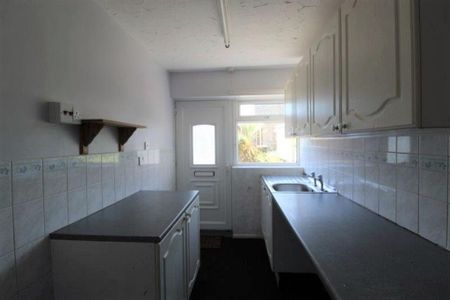 2 bedroom ground floor flat to rent - Photo 4