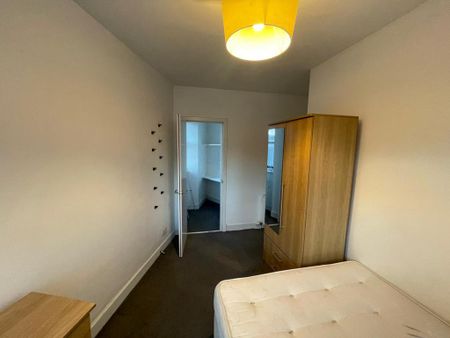 3 bedroom flat to rent - Photo 3