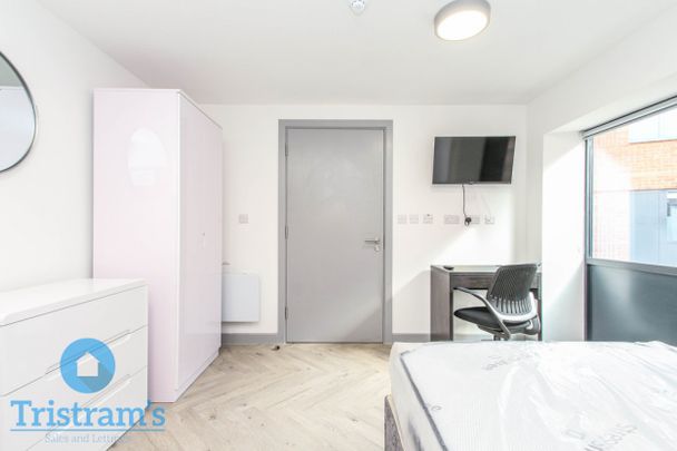 5 bed Apartment for Rent - Photo 1