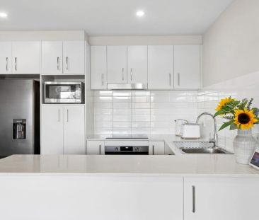 Top floor apartment with gorgeous sun set views - Photo 1