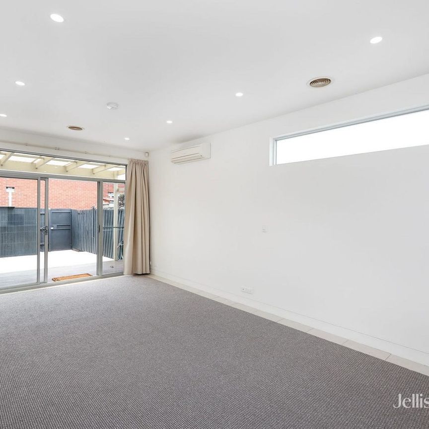 Renovated, Victorian Charm in Fabulous Fitzroy North Location! - Photo 1