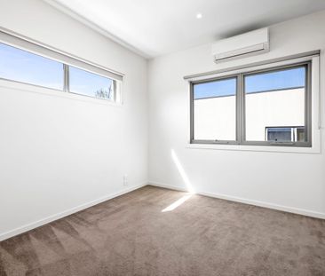 Brilliantly Designed Townhouse... - Photo 2