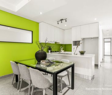 Stylish contemporary terrace in a wide tree-lined cul-de-sac - Photo 3