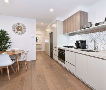 Curve Apartment - luxury in a lifestyle destination - Photo 3