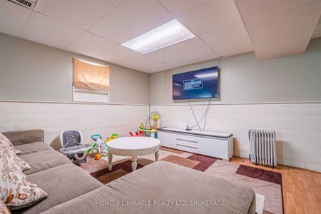 For Lease - 11 Durham Crescent, Brampton, Ontario - Photo 2