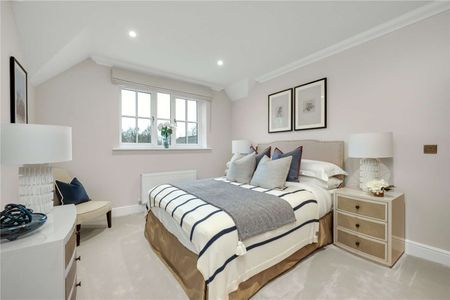 A traditional three-bedroom mews-style home overlooking a stunning landscaped courtyard. - Photo 3