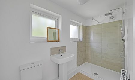 Spacious 4-Bed Student House with Large Communal Garden & Free Parking - Photo 2