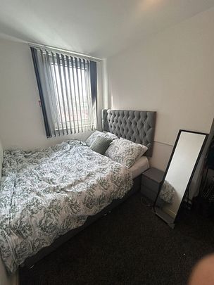 Room in a Shared Flat, Ash Grove, M14 - Photo 1