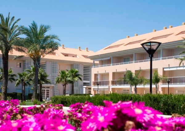 For long-term rent: apartment in Javea, Golden Garden urbanization, with 2 bedrooms and a pool.