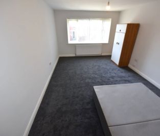 3 bedroom Flat in Lea Farm Drive, Leeds - Photo 3