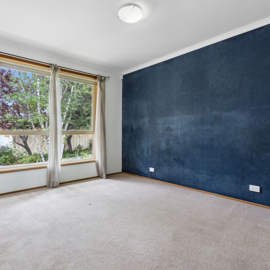 Freshly renovated Townhouse in Prime Amaroo Location - Photo 1